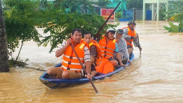 Mưa lũ nghiêm trọng ở miền Trung: Hơn 100.000 ngôi nhà ngập sâu, hàng chục nghìn người sơ tán- Ảnh 2. Mưa lũ nghiêm trọng ở miền Trung: Hơn 100.000 ngôi nhà ngập sâu, hàng chục nghìn người sơ tán- Ảnh 2.