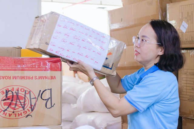 TPHCM tiếp nhận hơn 174 tỷ đồng, 10 nghìn túi thuốc, 120 tấn gạo và nhu yếu phẩm hỗ trợ đồng bào gặp bão, lũ- Ảnh 2. TPHCM tiếp nhận hơn 174 tỷ đồng, 10 nghìn túi thuốc, 120 tấn gạo và nhu yếu phẩm hỗ trợ đồng bào gặp bão, lũ- Ảnh 2.