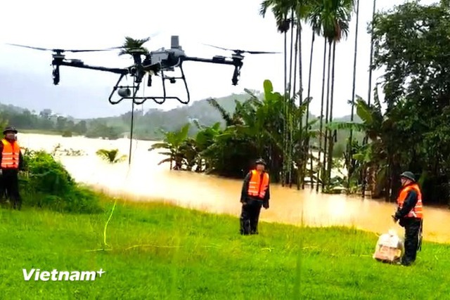 Quân khu 5 sử dụng thiết bị chuyên dụng máy bay không người lái cứu trợ vùng cô lập Trà My- Ảnh 1. Quân khu 5 sử dụng thiết bị chuyên dụng máy bay không người lái cứu trợ vùng cô lập Trà My- Ảnh 1.