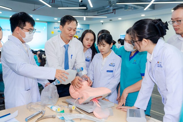 Long Châu hợp tác cùng Khoa Cấp cứu - Đại học Y Dược, đào tạo đội ngũ y tế, nâng chuẩn an toàn tiêm chủng và sẵn sàng ứng phó mọi tình huống khẩn cấp- Ảnh 3.