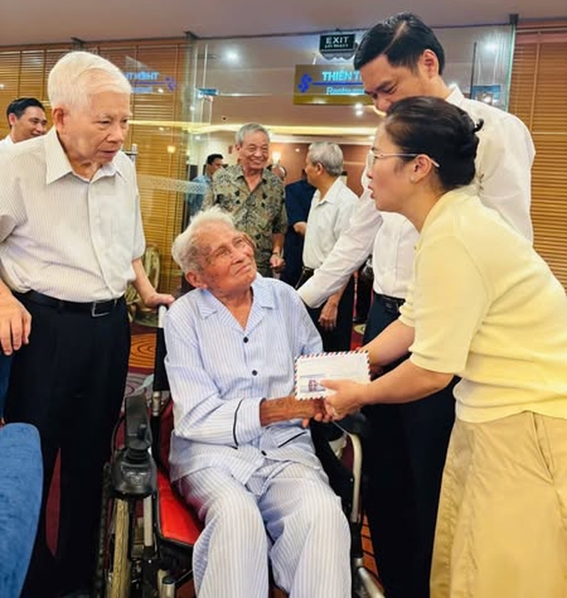 Xúc động nét chữ của vị tướng trăm tuổi trên phong bì ủng hộ đồng bào bị thiệt hại do bão lũ- Ảnh 1.