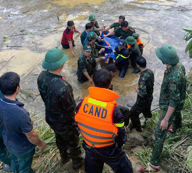 12 giờ tìm kiếm, đã thấy thi thể 2 vợ chồng bị nước cuốn trôi ở Lào Cai- Ảnh 2.