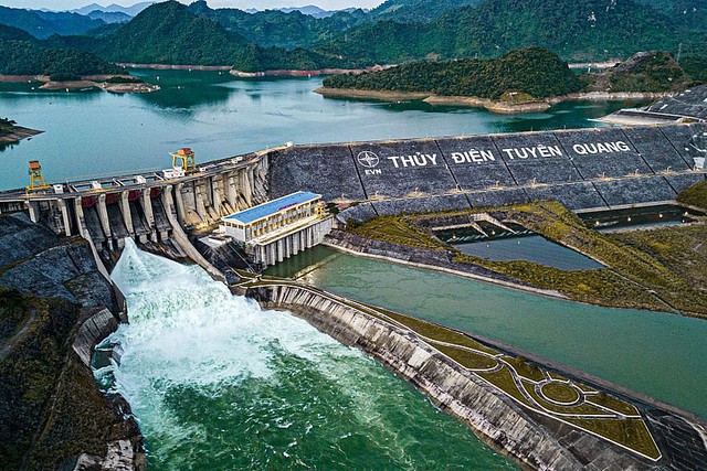 Tiếp tục đóng cửa xả thủy điện Tuyên Quang ứng phó với mưa lớn- Ảnh 2.
