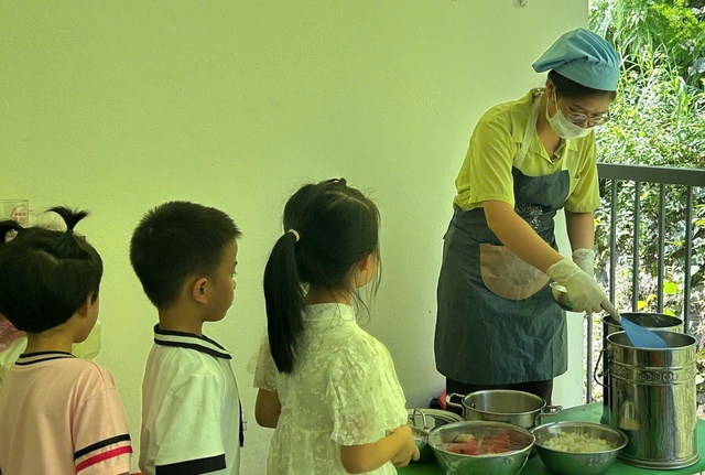 Bữa ăn học đường đủ đầy nền tảng sức khỏe cho học sinh vùng đất Thái Nguyên- Ảnh 1. Bữa ăn học đường đủ đầy nền tảng sức khỏe cho học sinh vùng đất Thái Nguyên- Ảnh 1.
