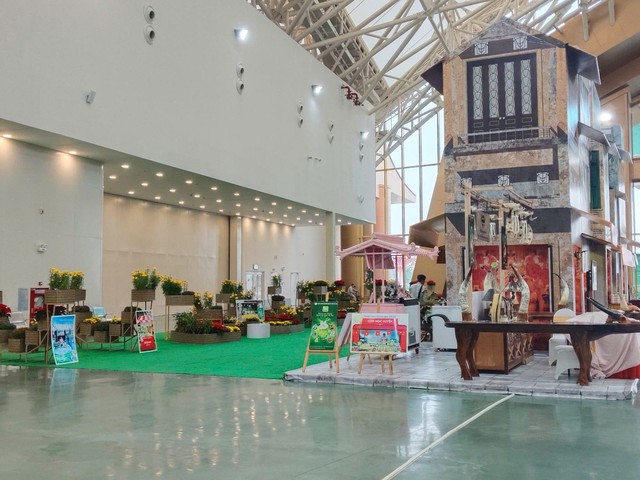 Hơi thở văn hóa trong lòng hội chợ: 'Tinh hoa Thu Hà Nội' – Bản hòa ca giữa truyền thống và đổi mới- Ảnh 1. Hơi thở văn hóa trong lòng hội chợ: 'Tinh hoa Thu Hà Nội' – Bản hòa ca giữa truyền thống và đổi mới- Ảnh 1.