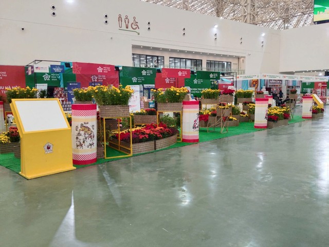 Hơi thở văn hóa trong lòng hội chợ: 'Tinh hoa Thu Hà Nội' – Bản hòa ca giữa truyền thống và đổi mới- Ảnh 2. Hơi thở văn hóa trong lòng hội chợ: 'Tinh hoa Thu Hà Nội' – Bản hòa ca giữa truyền thống và đổi mới- Ảnh 2.