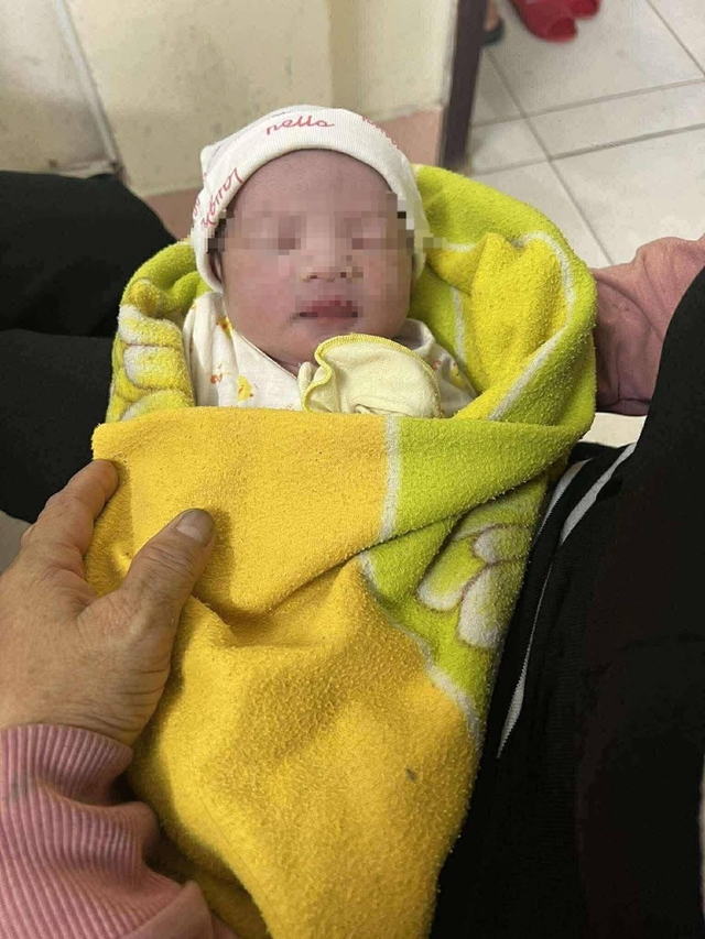 Phát hiện cháu bé còn nguyên dây rốn trong căn nhà hoang- Ảnh 1. Phát hiện cháu bé còn nguyên dây rốn trong căn nhà hoang- Ảnh 1.