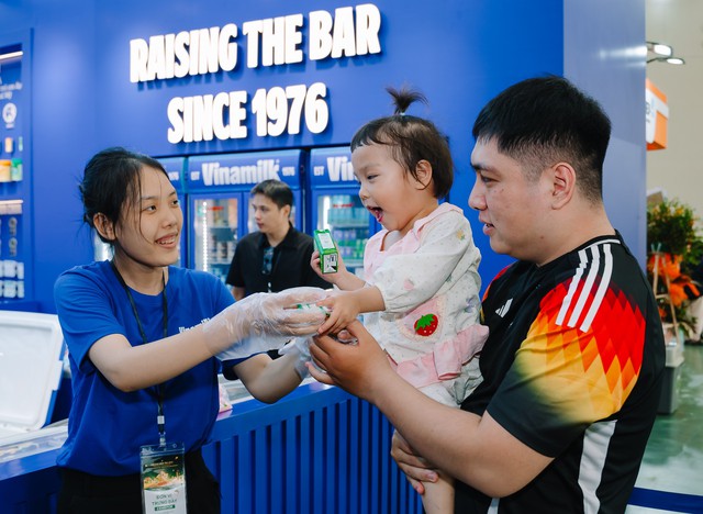 Vinamilk lan tỏa giá trị thương hiệu Việt tại Hội chợ Mùa Thu 2025- Ảnh 2. Vinamilk lan tỏa giá trị thương hiệu Việt tại Hội chợ Mùa Thu 2025- Ảnh 2.