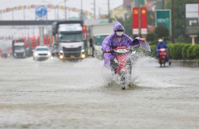 Miền Trung vẫn mưa lớn, có nơi trên 500mm- Ảnh 2. Miền Trung vẫn mưa lớn, có nơi trên 500mm- Ảnh 2.