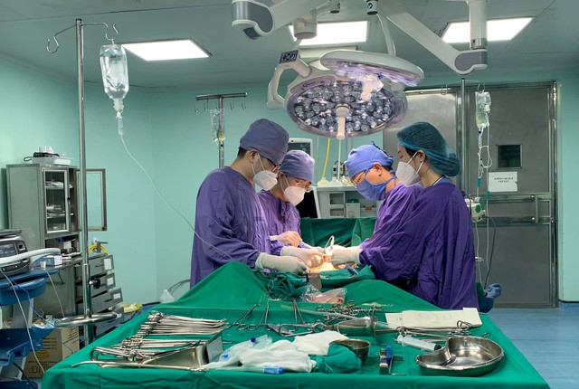 Bệnh viện Hữu Nghị cắt bỏ u tuyến tiền liệt 'khủng' 600 gram cho cụ ông 83 tuổi- Ảnh 1. Bệnh viện Hữu Nghị cắt bỏ u tuyến tiền liệt 'khủng' 600 gram cho cụ ông 83 tuổi- Ảnh 1.