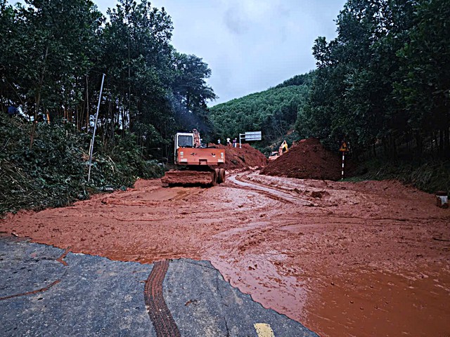 Bộ Xây dựng cảnh báo nguy cơ đâm va cầu vượt sông, lệnh khắc phục sạt lở thông tuyến cứu trợ- Ảnh 2. Bộ Xây dựng cảnh báo nguy cơ đâm va cầu vượt sông, lệnh khắc phục sạt lở thông tuyến cứu trợ- Ảnh 2.