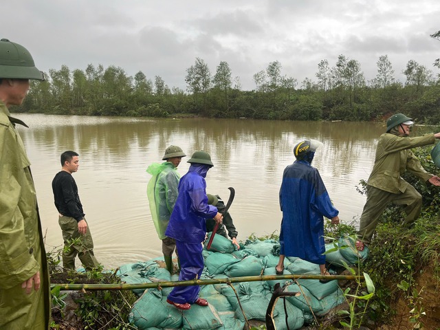 Hà Tĩnh: Khẩn trương gia cố đê, di dời người dân ở vùng ngập lụt đến nơi an toàn- Ảnh 1. Hà Tĩnh: Khẩn trương gia cố đê, di dời người dân ở vùng ngập lụt đến nơi an toàn- Ảnh 1.