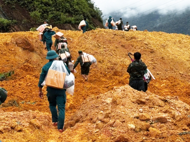 Băng rừng, cõng lương thực tiếp tế cho người dân vùng sạt lở- Ảnh 1. Băng rừng, cõng lương thực tiếp tế cho người dân vùng sạt lở- Ảnh 1.