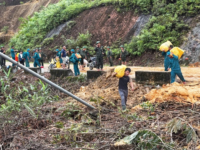 Băng rừng, cõng lương thực tiếp tế cho người dân vùng sạt lở- Ảnh 2. Băng rừng, cõng lương thực tiếp tế cho người dân vùng sạt lở- Ảnh 2.