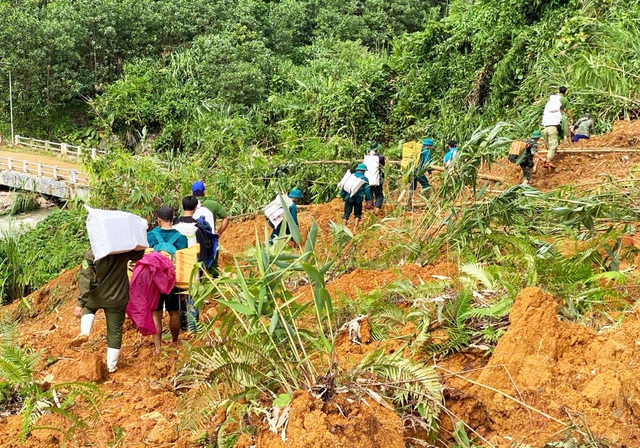 Băng rừng, cõng lương thực tiếp tế cho người dân vùng sạt lở- Ảnh 3. Băng rừng, cõng lương thực tiếp tế cho người dân vùng sạt lở- Ảnh 3.