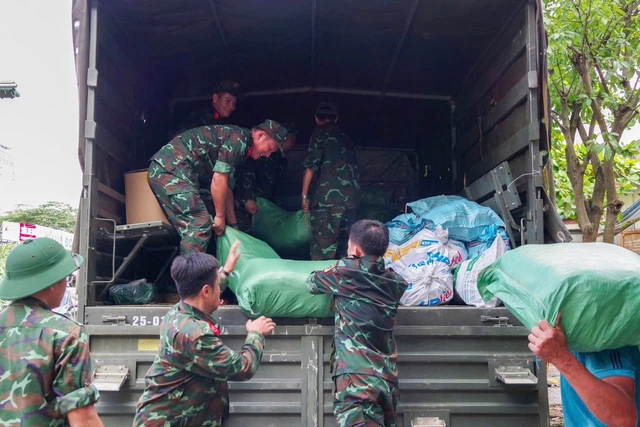 Băng rừng, cõng lương thực tiếp tế cho người dân vùng sạt lở- Ảnh 4. Băng rừng, cõng lương thực tiếp tế cho người dân vùng sạt lở- Ảnh 4.