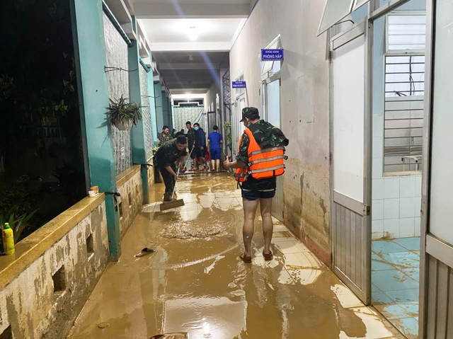 Đà Nẵng: Lực lượng vũ trang giúp bệnh viện dọn bùn, khử khuẩn ngay trong đêm khi lũ rút- Ảnh 3.