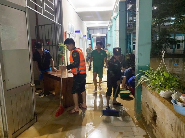 Đà Nẵng: Lực lượng vũ trang giúp bệnh viện dọn bùn, khử khuẩn ngay trong đêm khi lũ rút- Ảnh 4.