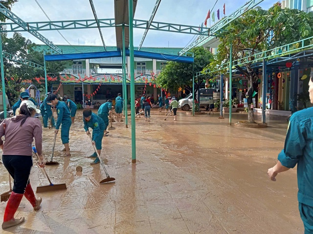 Đà Nẵng: Lực lượng vũ trang giúp bệnh viện dọn bùn, khử khuẩn ngay trong đêm khi lũ rút- Ảnh 5.