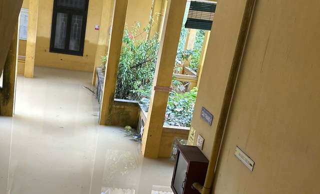 Bác sĩ, nhân viên y tế ở Huế xắn tay dọn bùn, đảm bảo khám chữa bệnh sau lũ- Ảnh 9. Bác sĩ, nhân viên y tế ở Huế xắn tay dọn bùn, đảm bảo khám chữa bệnh sau lũ- Ảnh 9.