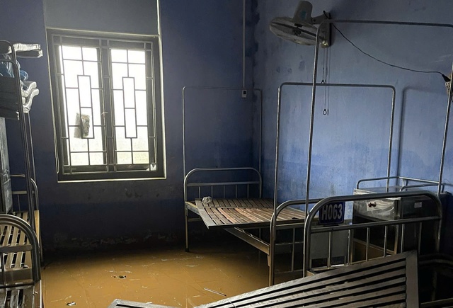 Bác sĩ, nhân viên y tế ở Huế xắn tay dọn bùn, đảm bảo khám chữa bệnh sau lũ- Ảnh 10. Bác sĩ, nhân viên y tế ở Huế xắn tay dọn bùn, đảm bảo khám chữa bệnh sau lũ- Ảnh 10.