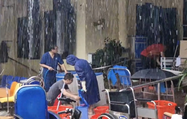 Bác sĩ, nhân viên y tế ở Huế xắn tay dọn bùn, đảm bảo khám chữa bệnh sau lũ- Ảnh 6. Bác sĩ, nhân viên y tế ở Huế xắn tay dọn bùn, đảm bảo khám chữa bệnh sau lũ- Ảnh 6.