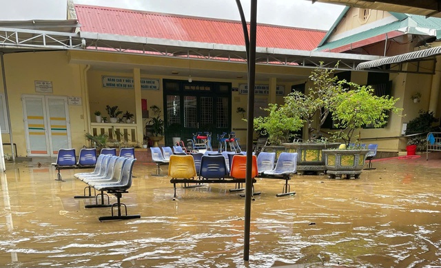 Bác sĩ, nhân viên y tế ở Huế xắn tay dọn bùn, đảm bảo khám chữa bệnh sau lũ- Ảnh 3. Bác sĩ, nhân viên y tế ở Huế xắn tay dọn bùn, đảm bảo khám chữa bệnh sau lũ- Ảnh 3.