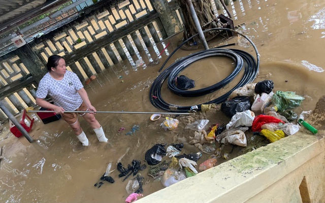 Bác sĩ, nhân viên y tế ở Huế xắn tay dọn bùn, đảm bảo khám chữa bệnh sau lũ- Ảnh 4. Bác sĩ, nhân viên y tế ở Huế xắn tay dọn bùn, đảm bảo khám chữa bệnh sau lũ- Ảnh 4.