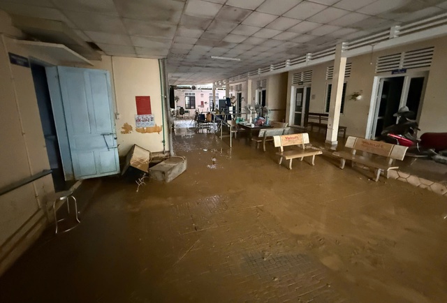 Bác sĩ, nhân viên y tế ở Huế xắn tay dọn bùn, đảm bảo khám chữa bệnh sau lũ- Ảnh 5. Bác sĩ, nhân viên y tế ở Huế xắn tay dọn bùn, đảm bảo khám chữa bệnh sau lũ- Ảnh 5.