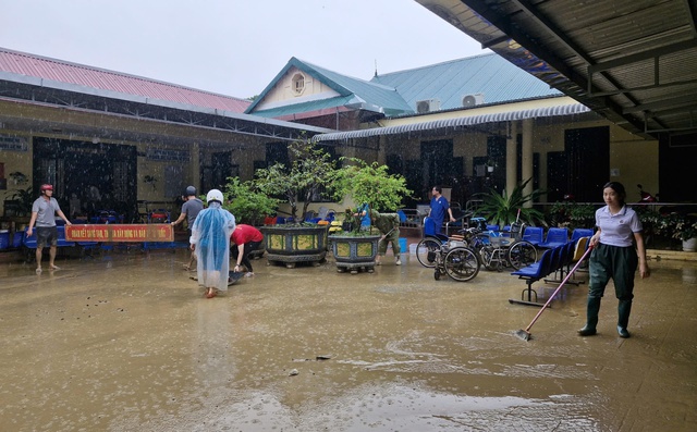 Bác sĩ, nhân viên y tế ở Huế xắn tay dọn bùn, đảm bảo khám chữa bệnh sau lũ- Ảnh 7. Bác sĩ, nhân viên y tế ở Huế xắn tay dọn bùn, đảm bảo khám chữa bệnh sau lũ- Ảnh 7.