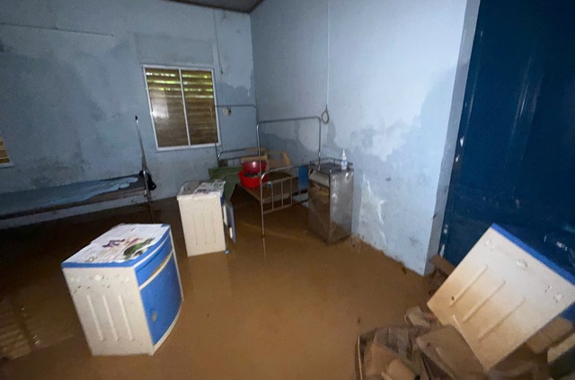 Bác sĩ, nhân viên y tế ở Huế xắn tay dọn bùn, đảm bảo khám chữa bệnh sau lũ- Ảnh 1. Bác sĩ, nhân viên y tế ở Huế xắn tay dọn bùn, đảm bảo khám chữa bệnh sau lũ- Ảnh 1.