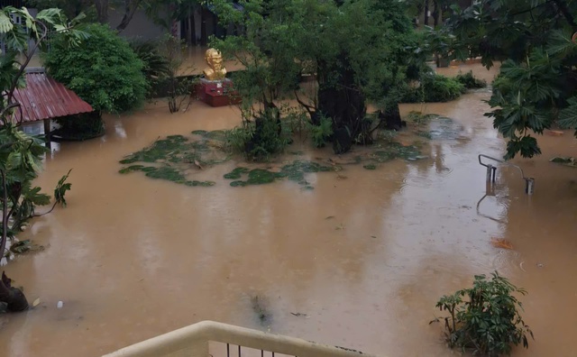 Bác sĩ, nhân viên y tế ở Huế xắn tay dọn bùn, đảm bảo khám chữa bệnh sau lũ- Ảnh 8. Bác sĩ, nhân viên y tế ở Huế xắn tay dọn bùn, đảm bảo khám chữa bệnh sau lũ- Ảnh 8.