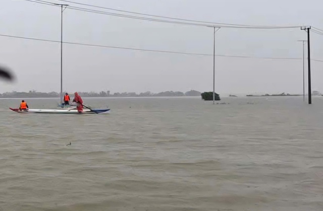 Kiểm tra hàng hóa sau lũ, 2 người bị điện giật- Ảnh 1. Kiểm tra hàng hóa sau lũ, 2 người bị điện giật- Ảnh 1.