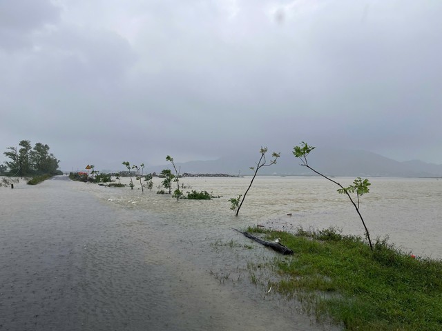 Mưa lũ lớn tiếp diễn ở Trung Bộ, cảnh báo lũ mới từ Nghệ An đến Quảng Trị- Ảnh 3. Mưa lũ lớn tiếp diễn ở Trung Bộ, cảnh báo lũ mới từ Nghệ An đến Quảng Trị- Ảnh 3.