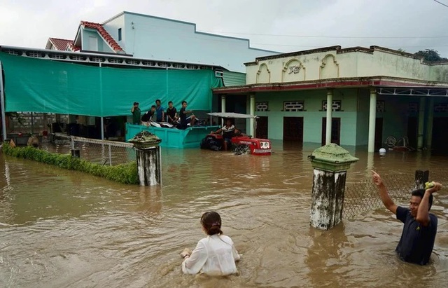 Mưa lớn, nước lũ dâng cao khiến Quốc lộ 1A qua Lâm Đồng bị chia cắt- Ảnh 3. Mưa lớn, nước lũ dâng cao khiến Quốc lộ 1A qua Lâm Đồng bị chia cắt- Ảnh 3.