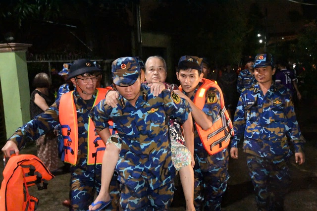 Lực lượng hải quân xuyên đêm hỗ trợ người dân bị ngập sâu ở Lâm Đồng- Ảnh 1.