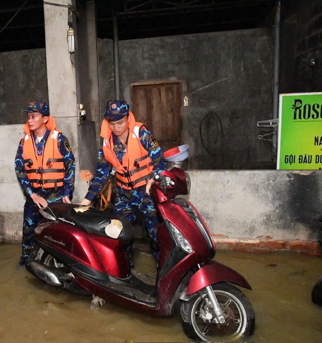 Lực lượng hải quân xuyên đêm hỗ trợ người dân bị ngập sâu ở Lâm Đồng- Ảnh 2.