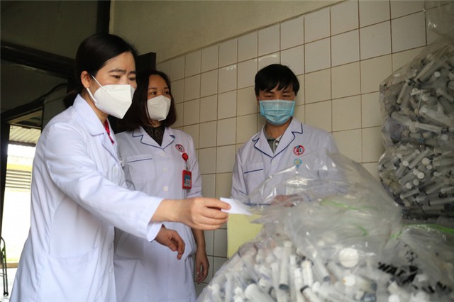 Giữ bệnh viện sạch, môi trường xanh: Mỗi hành động nhỏ tạo nên thay đổi lớn- Ảnh 1. Giữ bệnh viện sạch, môi trường xanh: Mỗi hành động nhỏ tạo nên thay đổi lớn- Ảnh 1.