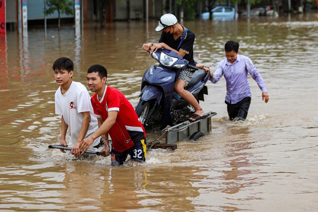 Một mùa mưa bão đầy bất thường khi các cơn bão dồn dập chuyển lên phía Bắc- Ảnh 2. Một mùa mưa bão đầy bất thường khi các cơn bão dồn dập chuyển lên phía Bắc- Ảnh 2.