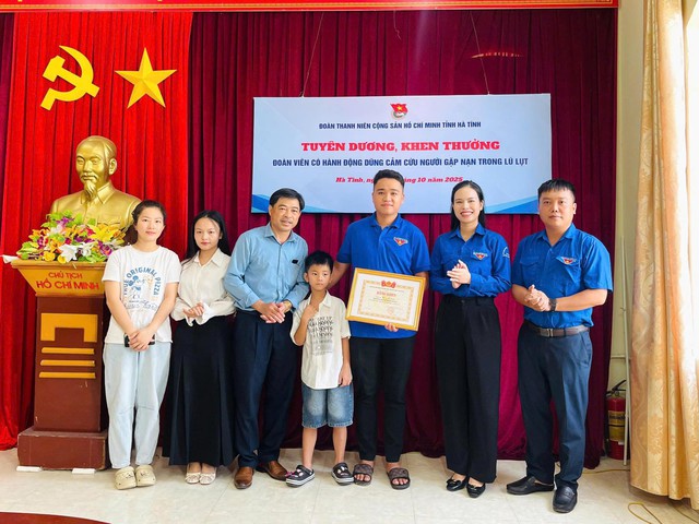 Tuyên dương thanh niên dũng cảm cứu bé trai khỏi dòng nước lũ- Ảnh 1.