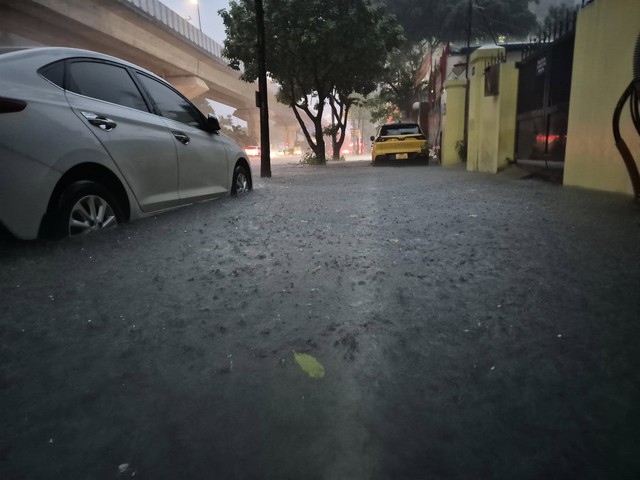 Hà Nội: Ô tô, xe máy lại 'bơi' trong biển nước sau mưa lớn do bão số 11- Ảnh 8.