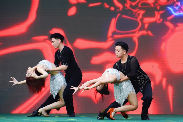 Màn trình diễn bùng nổ của Đội thi đạt giải Đặc biệt: Lan tỏa tinh thần sống khỏe từ năng lượng tích cực- Ảnh 3. Màn trình diễn bùng nổ của Đội thi đạt giải Đặc biệt: Lan tỏa tinh thần sống khỏe từ năng lượng tích cực- Ảnh 3.