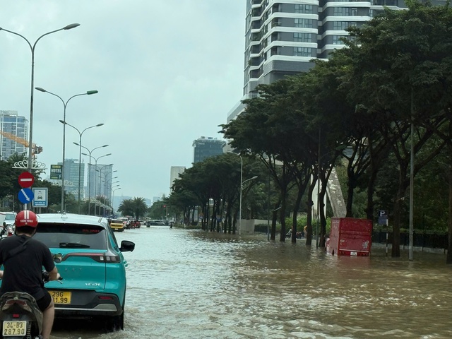 Hà Nội yêu cầu chuẩn bị đầy đủ máy móc xử lý ngập úng do mưa lớn ảnh hưởng bão số 11- Ảnh 1.