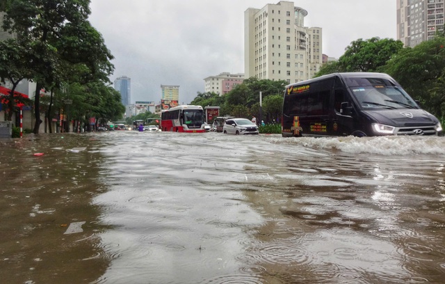 Hà Nội đang có những điểm ngập sâu nào phương tiện không thể lưu thông?- Ảnh 2.