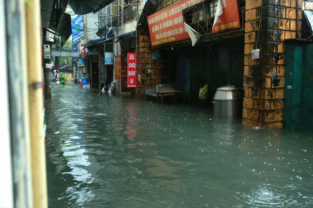 CSGT kịp thời phát hiện rò điện tại khu vực ngập nước- Ảnh 1.
