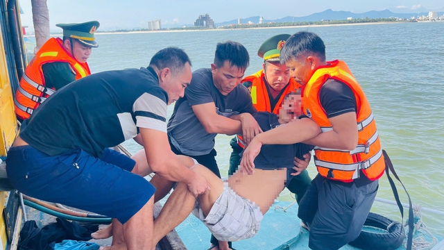 Bộ đội biên phòng hỗ trợ đưa ngư dân đột quỵ khi đang kéo lưới đi cấp cứu- Ảnh 1.