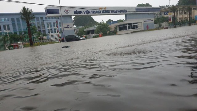 Hàng trăm nhà ngập, nhiều khu dân cư bị cô lập do mưa lớn sau bão số 11 tại Thái Nguyên và Bắc Ninh- Ảnh 2.