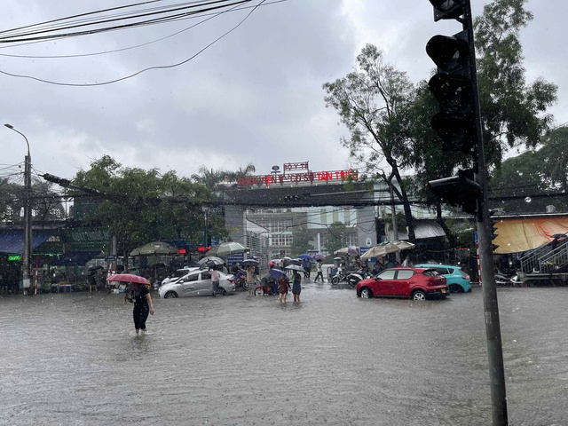 Bệnh nhân ung thư khổ sở lội nước vào Bệnh viện K Tân Triều- Ảnh 1.