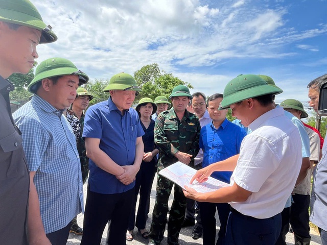 Phó Thủ tướng Thường trực Chính phủ Nguyễn Hòa Bình kiểm tra, chỉ đạo khắc phục vỡ đê bối tại Bắc Ninh- Ảnh 2.