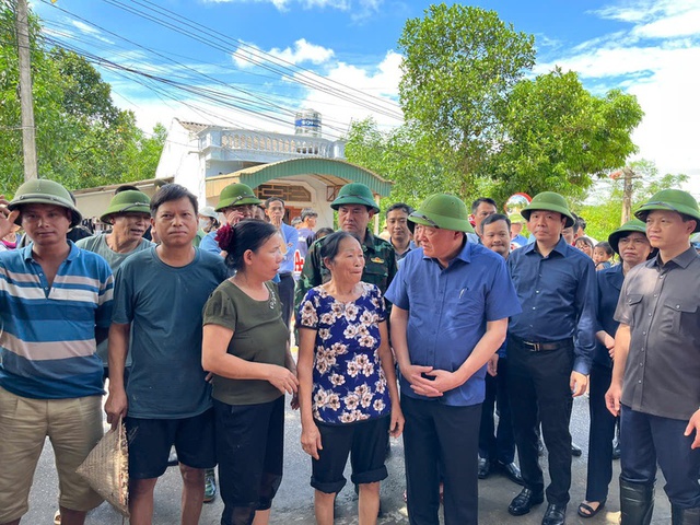 Phó Thủ tướng Thường trực Chính phủ Nguyễn Hòa Bình kiểm tra, chỉ đạo khắc phục vỡ đê bối tại Bắc Ninh- Ảnh 3.